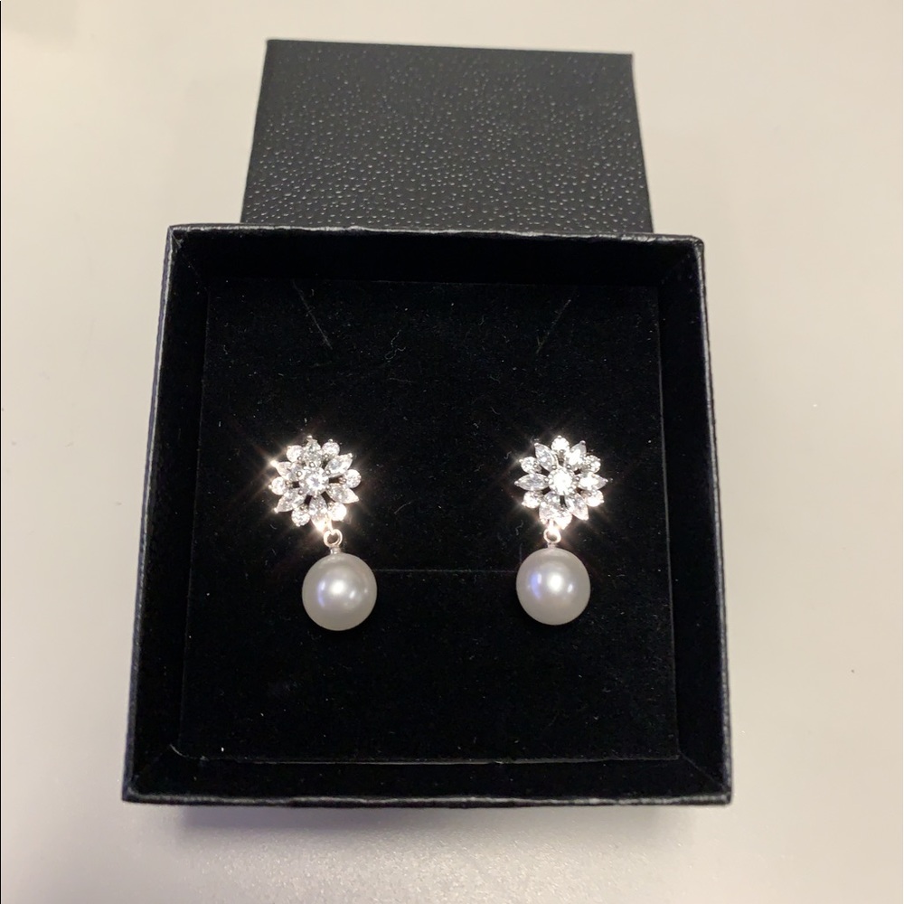 Women’s Classical Sterling Silver Pearl Earrings